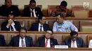 Mendagri, Tjahjo Kumolo (tengah) bersama Menkominfo Rudi Antara dan Menkumham Yasona Laouly mengikuti sidang paripurna pengesahan PP Pengganti Undang-Undang Nomor 2 Tahun 2017 tentang Perppu Ormas, Jakarta, Selasa (24/10). (Liputan6.com/Johan Tallo)