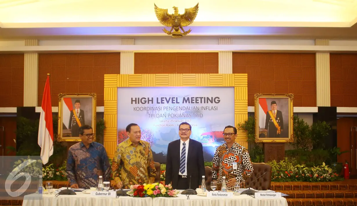 Gubernur BI, Agus Martowardojo bersiap menyampaikan keterangan sesusai menggelar rapat koordinasi di Jakarta, Rabu (25/1). Agus mengatakan upaya menjaga inflasi volatile food menjadi salah satu dari enam langkah strategis. (Liputan6.com/Immanuel Antonius)