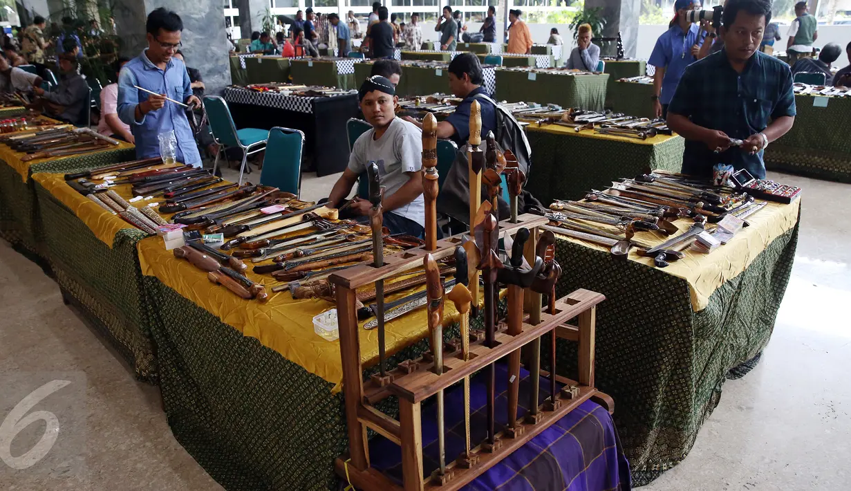 DPR bersama komunitas dari Bali dan Lombok menggelar pameran keris di Kompleks Parlemen, Jakarta, Rabu (15/3).. Pameran tersebut merupakan wujud nyata komitmen DPR RI dalam mengapresiasi dan memajukan seni dan budaya bangsa. (Liputan6.com/Johan Tallo)