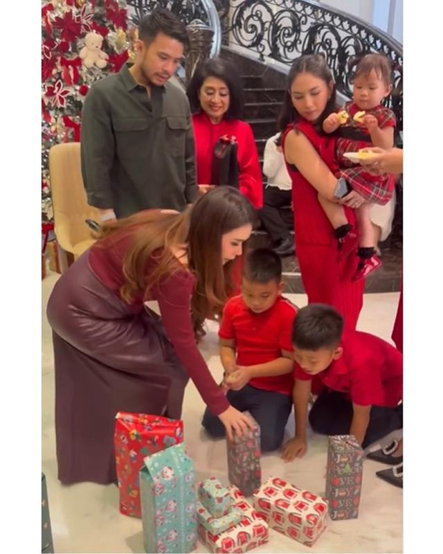 6 Potret dekorasi Natal rumah keluarga Jessica Mila, tema elegan dan klasik