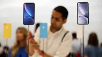 Seorang pengunjung melihat produk baru iPhone saat peluncuran produk baru Apple di Apple Headquarters, Cupertino, California (12/9). Apple merilis tiga iPhone terbaru, yaitu iPhone XS, iPhone XS Max dan iPhone XR. (AP Photo/Marcio Jose Sanchez)