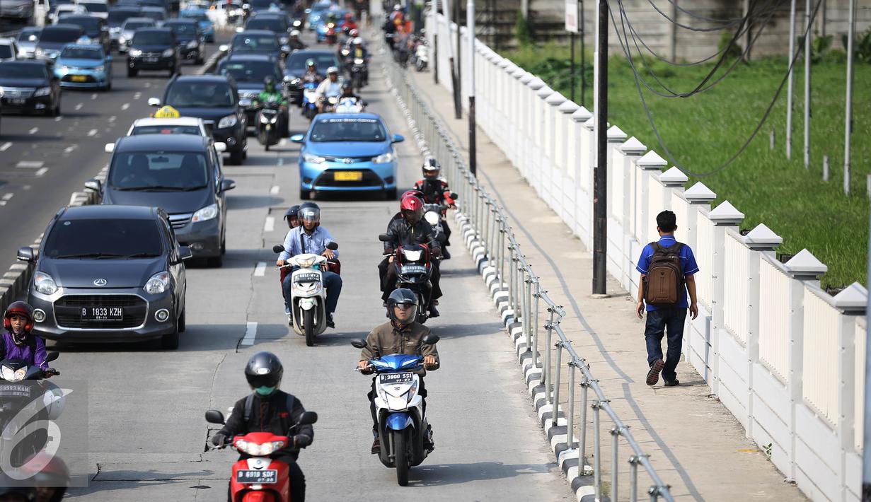Sejumlah kendaraan melintas dikawasan Sudirman, Jakarta, Senin (18/4). Gubernur Basuki T Purnama berencana memperlebar trotoar sampai 9,5 meter agar mempermudah orang berjalan kaki usai naik kereta atau bus. (Liputan6.com/Faizal Fanani)