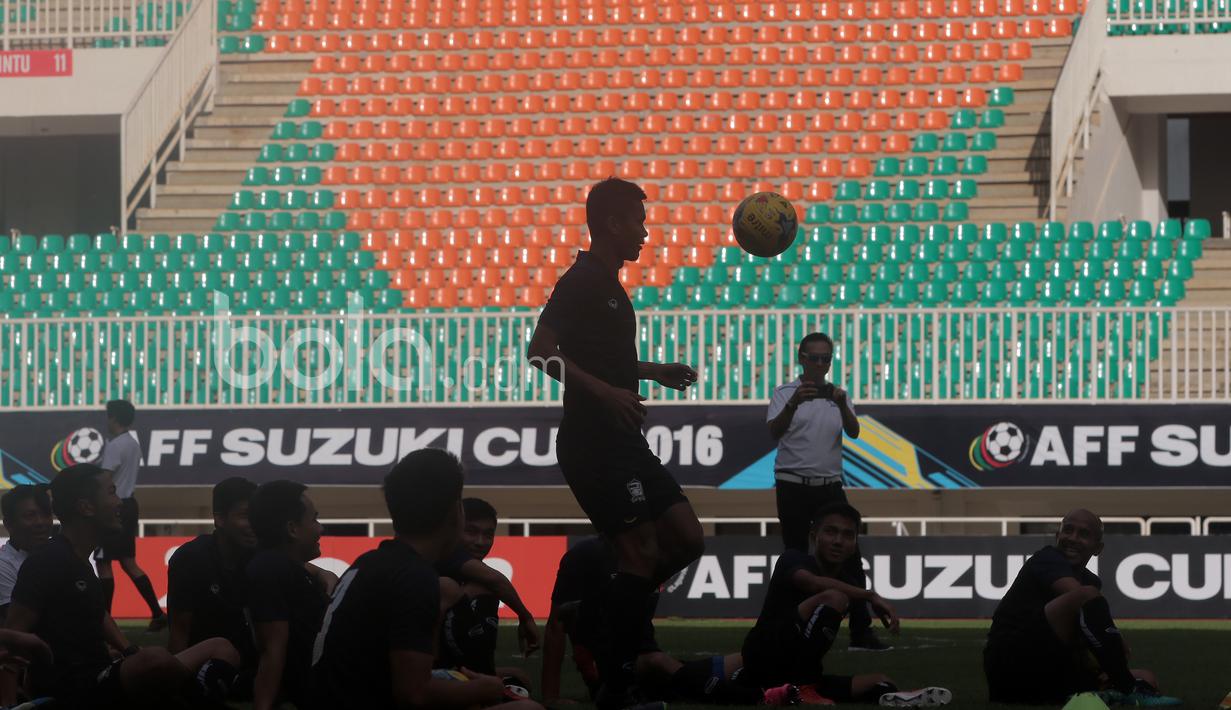 Pemain Thailand saat meengikuti instruksi pelatih pada sesi uji coba lapangan jelang leg pertama Final Piala AFF 2016  di Stadion Pakansari, Bogor (13/12/2016).  (Bola.com/Nicklas Hanoatubun)