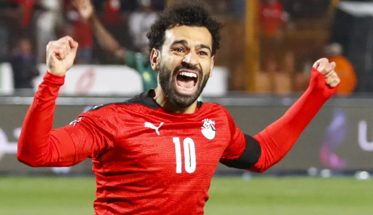 Mohamed Salah. Sayap kanan Mesir berusia 30 tahun yang telah membela Liverpool sejak awal musim 2017/2018 ini menjadi pemain Liverpool dengan caps terbanyak bagi timnas. Bersama Timnas mesir ia total telah tampil dalam 86 laga dengan torehan 49 gol dan 25 assist sejak melakukan debut pada 3 September 2011. Sayang, ia tidak akan tampil di Piala Dunia 2022 Qatar usai Mesir gagal lolos kualifikasi. (AFP/Khaled Desouki)