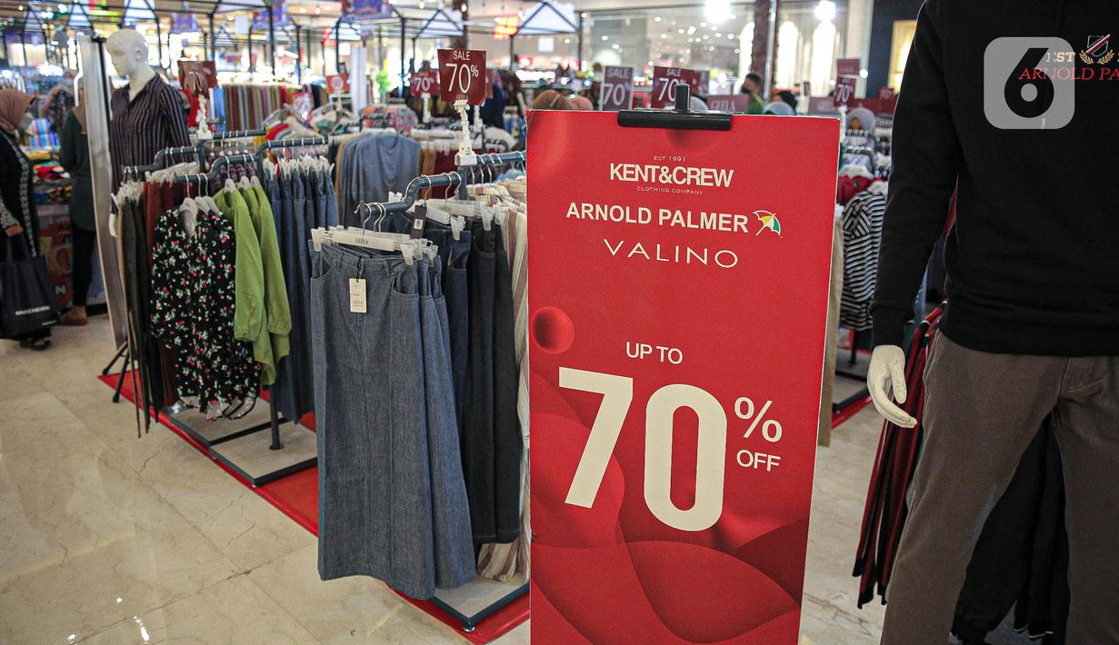 Informasi potongan harga atau diskon di pusat perbelanjaan kawasan Jakarta, Rabu (14/12/20222). Menjelang akhir tahun dan perayaan natal pusat-pusat perbelanjaan mulai menawarkan diskon guna menarik pengunjung. (Liputan6.com/Faizal Fanani)