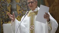 Ia mengungkap harapan dengan teroilihnya dia sebagai Paus bisa membantu Gereja Katolik membawa cahaya bagi malam-malam yang gelap di dunia. (Handout/Vatican Media/AFP)