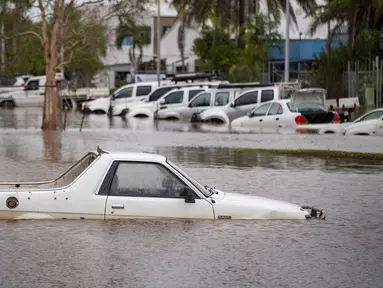 Foto menunjukkan kondisi mobil-mobil di tengah banjir di Bandara Cairns pada tanggal 18 Desember 2023. (Brian CASSEY/AFP)