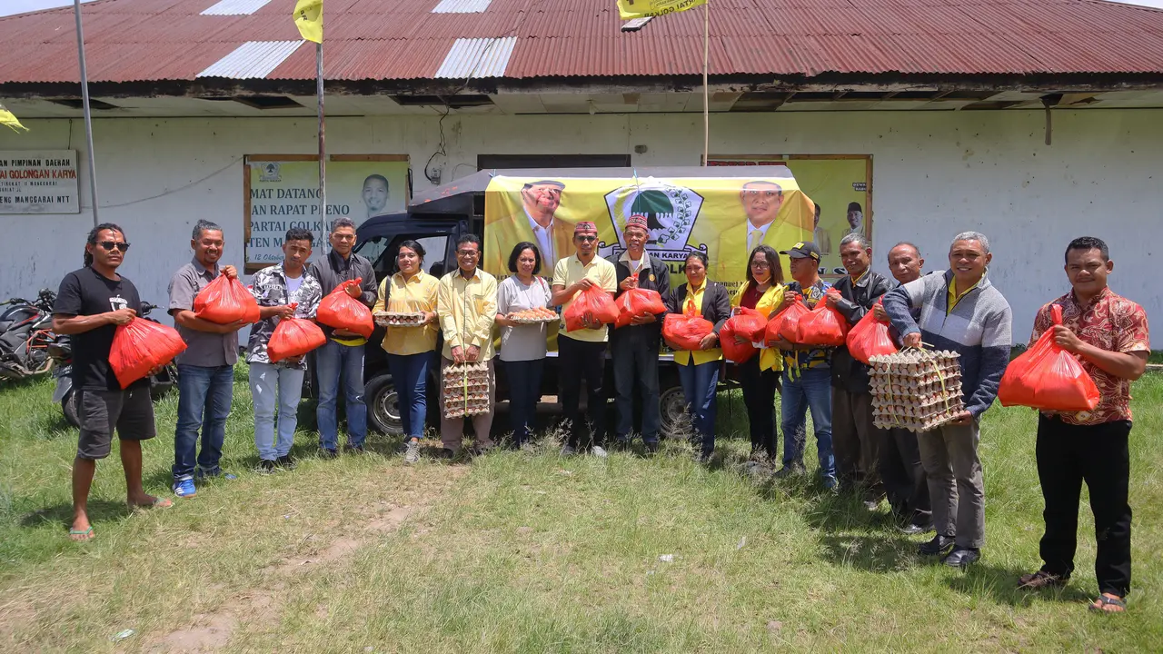 Partai Golkar membagikan bantuan sembako kepada masyarakat yang menjadi korban bencana angin puting beliung dan erupsi Gunung Lewotobi di Nusa Tenggara Timur (NTT), Jumat (12/1/2024) (Istimewa)