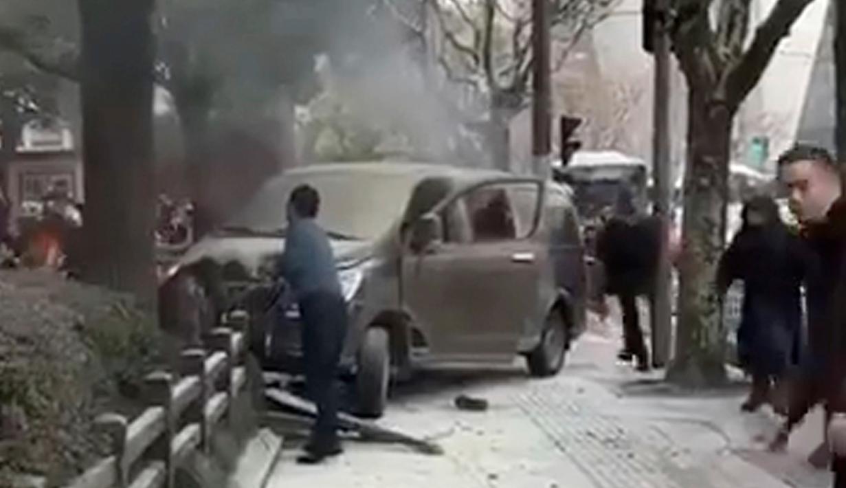 Sebuah van tiba-tiba menabrak para pejalan kaki di trotoar daerah sibuk di Shanghai, China, Jumat (2/2). Kendaraan tersebut menghantam para pejalan kaki di People's Park yang merupakan jantung kota Shanghai. (AP Photo)