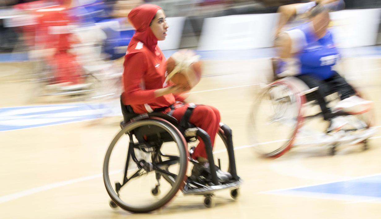 Pebasket Iran, Somayeh Kohzadpour, membawa bola saat Asian Para Games di Hall Basket Senayan, Jakarta, Minggu (7/10/2018). (Bola.com/Peksi Cahyo)