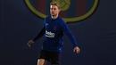 Gelandang Barcelona, Frenkie De Jong melakukan pemanasan saat mengikuti sesi latihan tim di Joan Gamper Sports City di Sant Joan Despi (17/12/2019). Barcelona akan bertanding melawan Real Madrid dalam laga El Clasico di Camp Nou. (AFP/Lluis Gene)