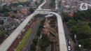 Foto udara suasana pembangunan jalan layang tapal kuda di kawasan Lenteng Agung, Jakarta, Rabu (5/8/2020). Progres pembangunan jalan layang tapal kuda di Lenteng Agung saat ini sudah mencapai 75 persen dan ditargetkan selesai pada Desember 2020. (Liputan6.com/Helmi Fithriansyah)