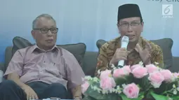 Perwakilan PBNU, KH. Masdar F. Mas’udi memberikan pemaparan dalam acara temuan survei terkait ISIS, Jakarta, Minggu (4/6). Hasil survei tersebut, mayoritas Warga Negara Indonesia (WNI) menolak menerima adanya ISIS. (Liputan6.com/Helmi Afandi)