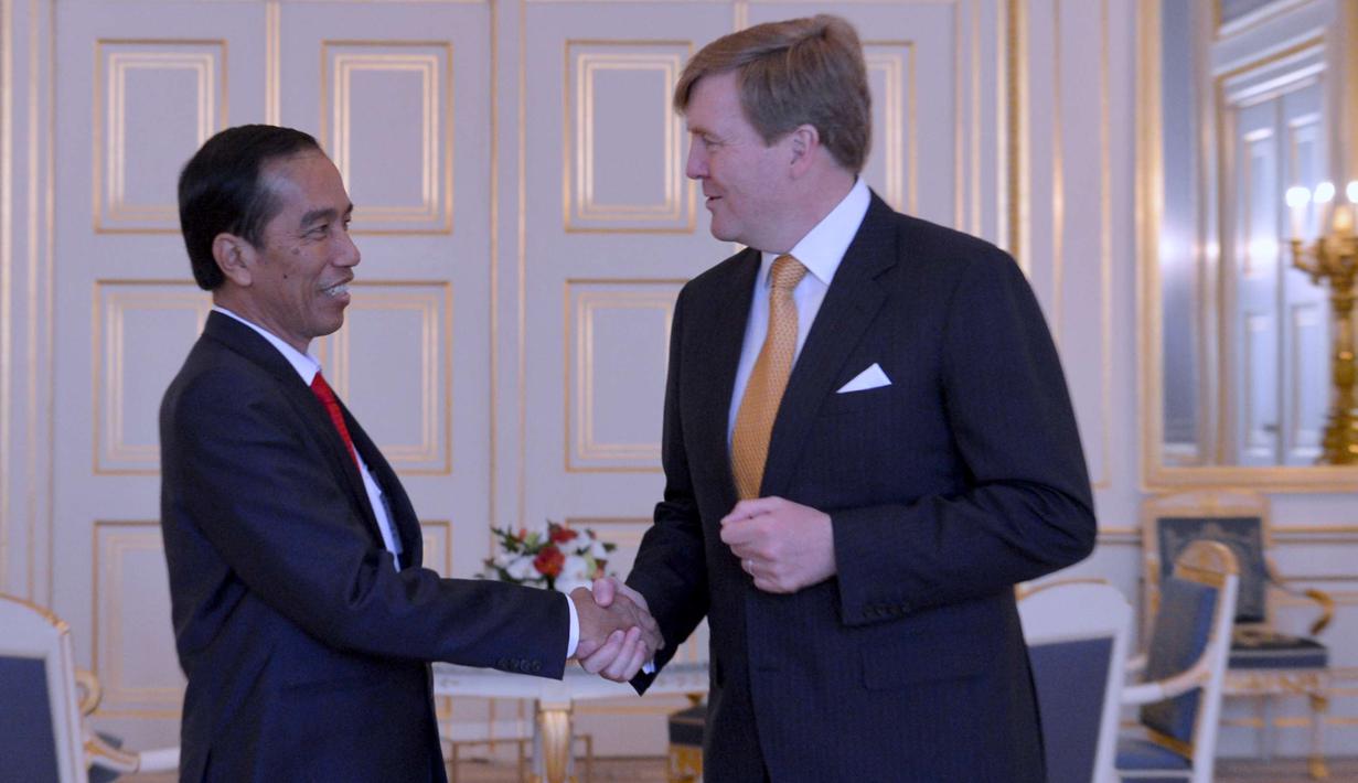 Presiden Joko Widodo berjabat tangan dengan Raja Belanda Willem-Alexander di Istana Noordeinde, Den Haag, Jumat (22/4). Pertemuan di Negeri Kincir Angin ini merupakan kunjungan resmi dengan misi ekonomi. (Foto: Laily Rachev/Setpres RI)