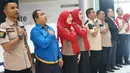 Karyawan menyanyikan lagu Indonesia Raya di Mal Pesona Square, Depok, Jawa Barat, Rabu (19/6/2019). Pemutaran lagu Indonesia Raya di mal tersebut dilakukan setiap hari pukul 10.00 WIB. (Liputan6.com/Immanuel Antonius)