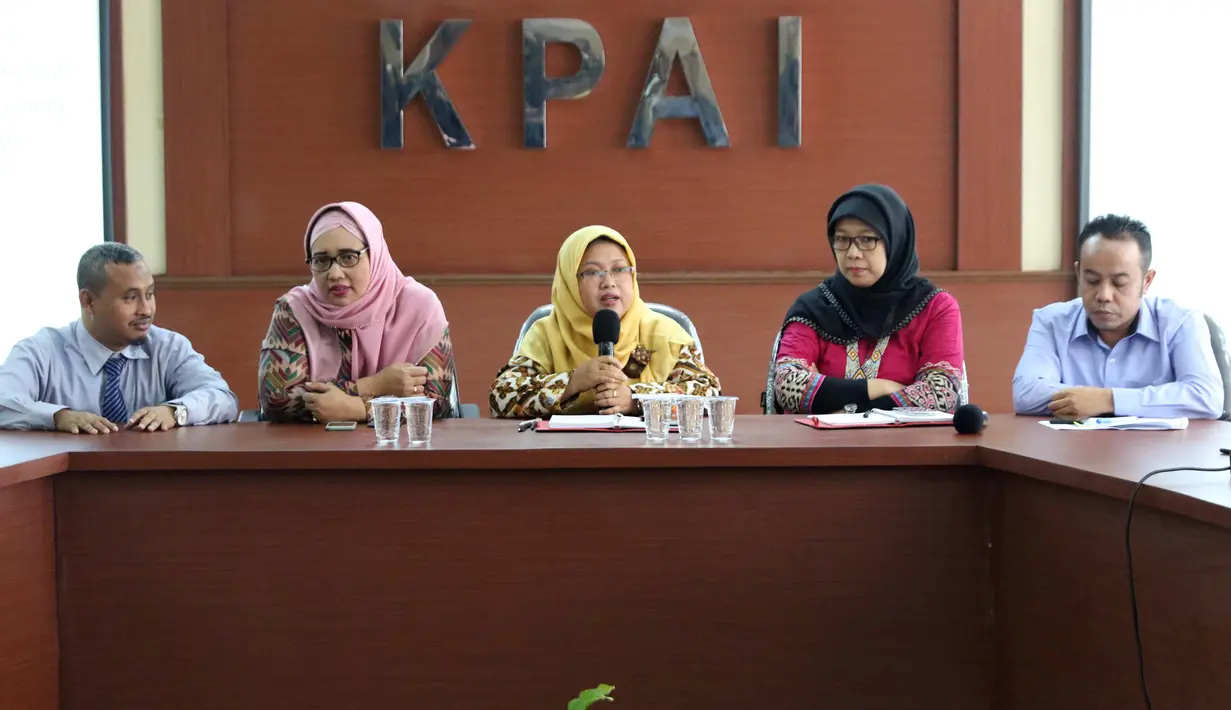 Wakil Ketua KPAI, Rita Pranawati (tengah) memberi keterangan terkait kasus dugaan perisakan di Jakarta, Selasa (23/7/2019). Bersama perwakilan sekolah, KPAI membantah kasus dugaan perisakan yang menimpa anak tersebut. (Liputan6.com/Helmi Fithriansyah)