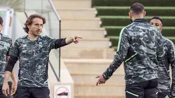 Pemain Real Madrid, Luka Modric (kiri) saat melakukan sesi latihan bersama rekannya, Jumat (10/2/2023) jelang pertandingan final Piala Dunia Antarklub 2023 melawan Al-Hilal. Modric yang tampil impresif bersama Kroasia di Piala Dunia 2022 juga akan segera kehabisan kontraknya di Real Madrid. Gelandang berusia 37 tahun itu pun belum juga menunjukkan tanda-tanda akan memperpanjang masa tinggalnya di Madrid. (AFP/Fadel Senna)