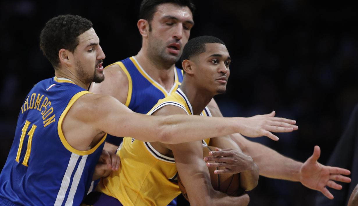 Los Angeles Lakers, Jordan Clarkson (kanan) dihadang para pemain Warriors pada laga NBA basketball game di Los Angeles, (4/11/2016).  (AP /Alex Gallardo)