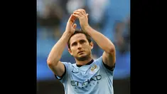 Pemain tengah Manchester City, Frank Lampard, memberikan penghormatan usai berlaga kontra Chelsea di Stadion Etihad, (21/9/2014). (REUTERS/Suzanne Plunkett)