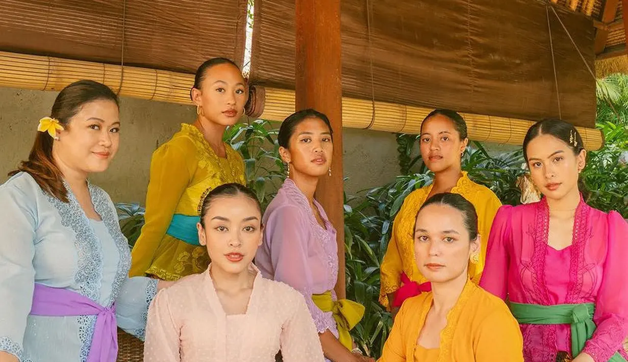 Maudy juga tampil dengan kebaya fuschia yang dilengkapi belt kain hijau serta bawahan kain batiknya. [@maudyayunda]