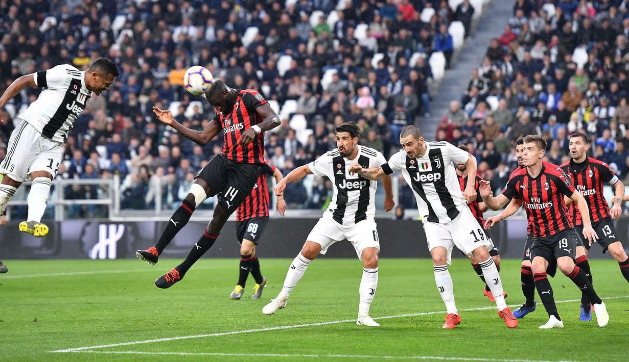 Gelandang AC Milan, Tiemoue Bakayoko, menyundul bola saat melawan Juventus pada laga Serie A di Stadion Allianz, Turin, Sabtu (6/4). Juventus menang 2-1 atas AC Milan. (AP/Andrea Di Marco)