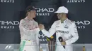 Nico Rosberg mendapat ucapan selamat dari Lewis Hamilton yang memenangi balapan F1 GP Abu Dhabi. Kedua pebalap Mercedes ini bersaing ketat sepanjang balapan F1 musim 2016. Gelar juara dunia baru ditentukan di seri terakhir ini. (Bola.com/Twitter/F1)