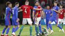 Pemain Hungaria Attila Szalai memisahkan pemain yang bertengkar  saat melawan Inggris pada pertandingan sepak bola Grup I kualifikasi Piala Dunia 2022 di Puskas Ferenc Arena, Budapest, Hungaria, Kamis (2/9/2021). Inggris menang 4-0. (AP Photo/Laszlo Balogh)