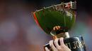 Penyerang Barcelona, Lionel Messi mengangkat Piala Joan Gamper usai pertandingan melawan Boca Juniors di stadion Camp Nou, Spanyol (15/8). Barcelona menang telak 3-0 atas Boca Juniors. (AP Photo/Manu Fernandez)