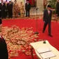 Presiden Joko Widodo saat melantik lima Dubes Luar Biasa dan Berkuasa Penuh RI, Andriana Supandi, Mochammad Chandra Widya Yudha, Hasrul Azwar, Berlian Napitupulu dan Kenssy  Dwi Ekaningsih di Istana Negara, Jakarta, Rabu (13/2).(Liputan6.com/Angga Yuniar)