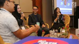 Si Ratu Sampah Sekolah Amilia Agustin (kedua kiri) berbagi cerita pada IdeaFest 2018 di JCC, Jakarta, Jumat (26/10). Festival kolaborasi bersama Astra mengusung tema Light of Hope For Indonesia: Inspiring Community, Empowering Change. (Liputan6.com)