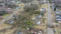 Gambar yang diambil dengan drone ini menunjukkan kerusakan akibat tornado di Selma, Alabama, Amerika Serikat, 13 Januari 2023. Pencarian korban tewas lainnya terus dilakukan. (DroneBase via AP)