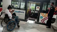 Trans Jakarta menyediakan Bus TJ Care, Balaikota, Jakarta, Senin (17/4). Bus ini berfungsi untuk mengantarkan penyandang disabilitas dari rumah ke halte disabilitas dan sebaliknya. (Liputan6.com/Gempur M Surya)