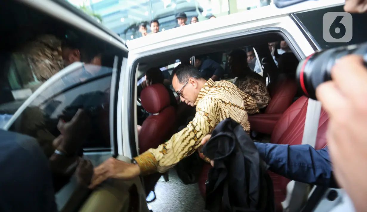 Menteri Perhubungan (Menhub) Budi Karya Sumadi menaiki mobil usai menjalani pemeriksaan di Gedung KPK C1, Jakarta, Rabu (26/7/2023). (Liputan6.com/Johan Tallo)