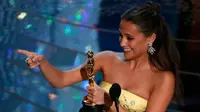 Alicia Vikander menerima piala Oscar untuk Aktris Pendukung Terbaik untuk perannya dalam film "The Danish Girl" pada 88 Academy Awards di Hollywood, California 28 Februari 2016. (REUTERS/Mario Anzuoni)