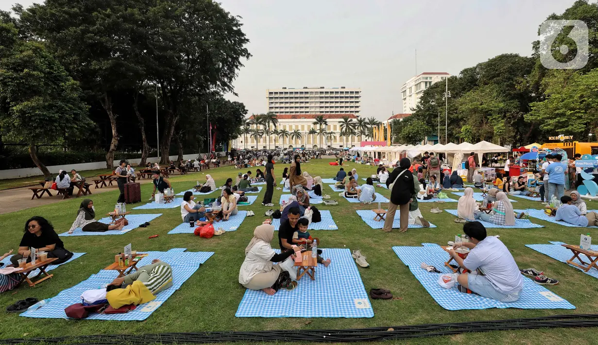 Salah satunya dengan duduk santai sambil menikmati keteduhan Taman Lapangan Banteng, Jakarta, Jumat (27/6/2025). (Liputan6.com/Angga Yuniar)