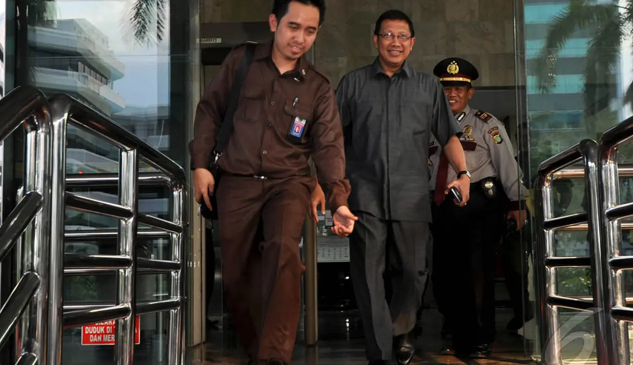 Menteri Agama Lukman Hakim saat meninggalkan Gedung KPK, Jakarta, Senin (15/12/2014). (Liputan6.com/Miftahul Hayat)