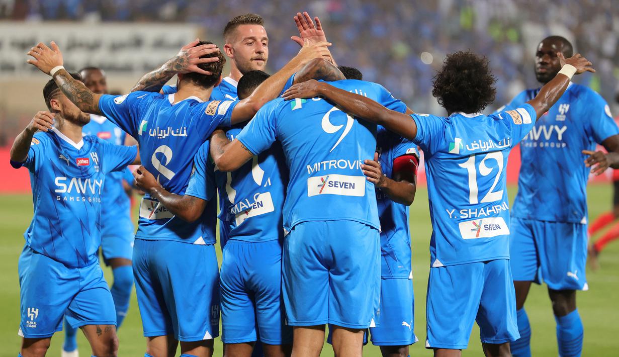 Hingga pekan ke-22 Saudi Pro League 2023/2024, Al Hilal sukses memuncaki klasemen sementara meninggalkan Al Nassr yang diperkuat Cristiano Ronaldo. Selisih 9 poin antara keduanya mmebuktikan kapasitas Al Hilal yang memang pantas menjadi pemuncak klasemen. Penampian gemilang Al Hilal yang belum terkalahkan dengan mengantongi 20 kemenangan dan 2 kali hasil imbang tak lain berkat penampilan impresif 4 alumnus Premier League dalam skuad Al Hilal musim ini. Berikut keempat alumnus Premier League tersebut. (AFP/Abdullah Mahdi)