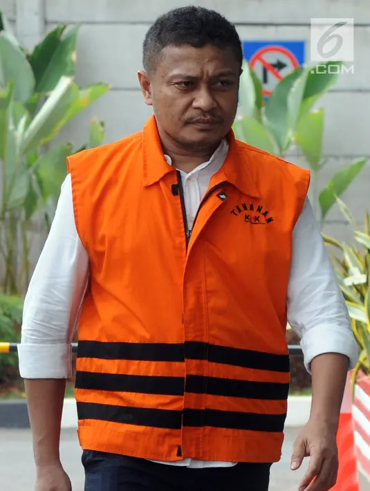 Bupati Buton Selatan nonaktif Agus Feisal memakai rompi tahanan saat tiba di Gedung KPK, Jakarta, Kamis (13/9). Agus Feisal diperiksa sebagai tersangka dalam dugaan penerimaan hadiah terkait proyek di Kabupaten  Buton Selatan. (Merdeka.com/Dwi Narwoko)