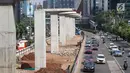 Kendaraan melintas di samping proyek LRT Jabodebek di jalan HR Rasuna Said, Jakarta, Sabtu (26/5). Sistem ganjil-genap yang diterapkan di sejumlah ruas jalan saat Asian Games 2018 mulai diuji coba pada awal Juli. (Liputan6.com/Immanuel Antonius)