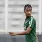 Pemain Timnas Indonesia U-22, Dallen Doke, saat latihan di Stadion Madya, Senayan, Senin (21/1). Pemain yang pernah merumput di Spanyol ini bertekad menembus skuat utama untuk tampil di Piala AFF U-22 2019. (Bola.com/M Iqbal Ichsan)