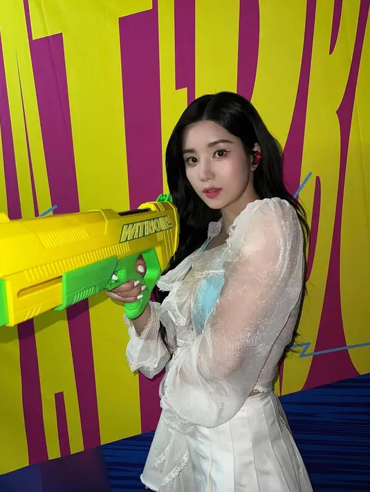 Netizen memberikan banyak perhatian untuk penampilan Eunbi selama festival Waterboom tersebut. Banyak yang memuji nyanyian live-nya dna juga terpesona dengan kecantikannya. [Instagram/silver_rain.__]