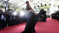 Model Kendall Jenner berpose saat tiba menghadiri pemutaran film "Youth" di Festival Film Cannes ke-68 di Cannes, Perancis, (20/6/2015). (AFP PHOTO/ANNE-CHRISTINE)