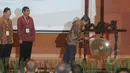 Wapres Jusuf Kalla (kanan) saat secara resmi membuka acara Musyawarah Nasional Masyarakat Ketenagalistrikan Indonesia (MKI) ke VI di gedung PLN Pusat, Jakarta, Kamis (12/3/2015). (Liputan6.com/Herman Zakharia)