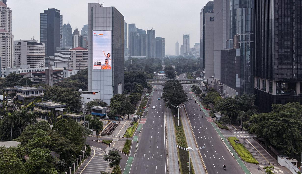 <p>Foto udara memperlihatkan jalanan yang biasanya ramai di Jakarta pada 1 Mei 2022, setelah masyarakat kembali ke kampung halaman untuk merayakan Idul Fitri yang menandai berakhirnya bulan suci Ramadhan. (AFP/Bay Ismoyo)</p>