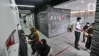 Warga mencairkan dana bantuan sosial tunai (BST) di ATM Bank DKI kawasan Matraman, Jakarta, Rabu (21/7/2021). BST disalurkan melalui rekening Bank DKI sebesar Rp 600 ribu per KK yang merupakan rapelan tahap 5 dan 6 atau bulan Mei dan Juni. (merdeka.com/Iqbal S. Nugroho)