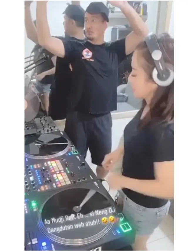 6 Potret Mudjie Massaid dan Istri DJ Lucyana, Kompak dengan Keluarga Besar
