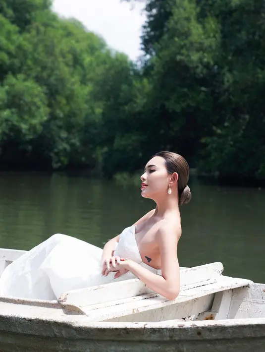 Di pemotretan terbaru, Amanda Manopo tampil memesona dibalut gaun pengantin berwarna putih. [Foto: Instagram/winstongomez]