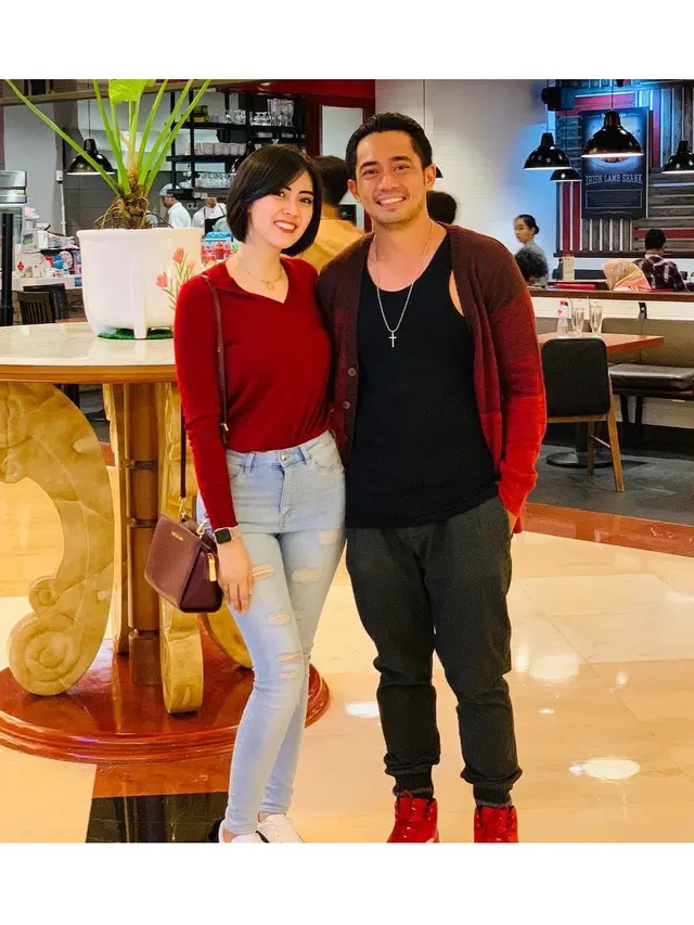 6 Pesona Arfita Dwi, Istri Yama Carlos yang Jadi Pramugari