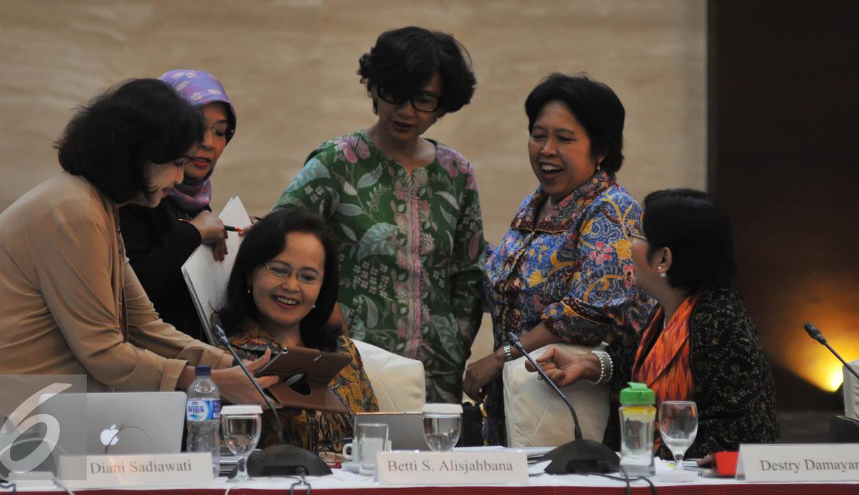 Ketua Panitia Seleksi Calon Pimpinan Komisi Pemberantasan Korupsi (Pansel KPK) Destry Damayanti dengan anggota pansel lainnya seusai mewawancarai calon pimpinan KPK di Gedung Sekretariat Negara, Jakarta, Senin (24/8/2015). (Liputan6.com/Herman Zakharia) 