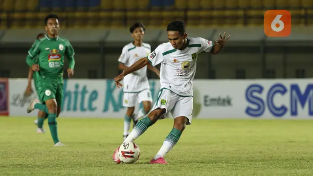FOTO: Aksi Wonderkid Persebaya Bermain Bersama Kakaknya saat Melawan PS Sleman di Piala Menpora 2021
